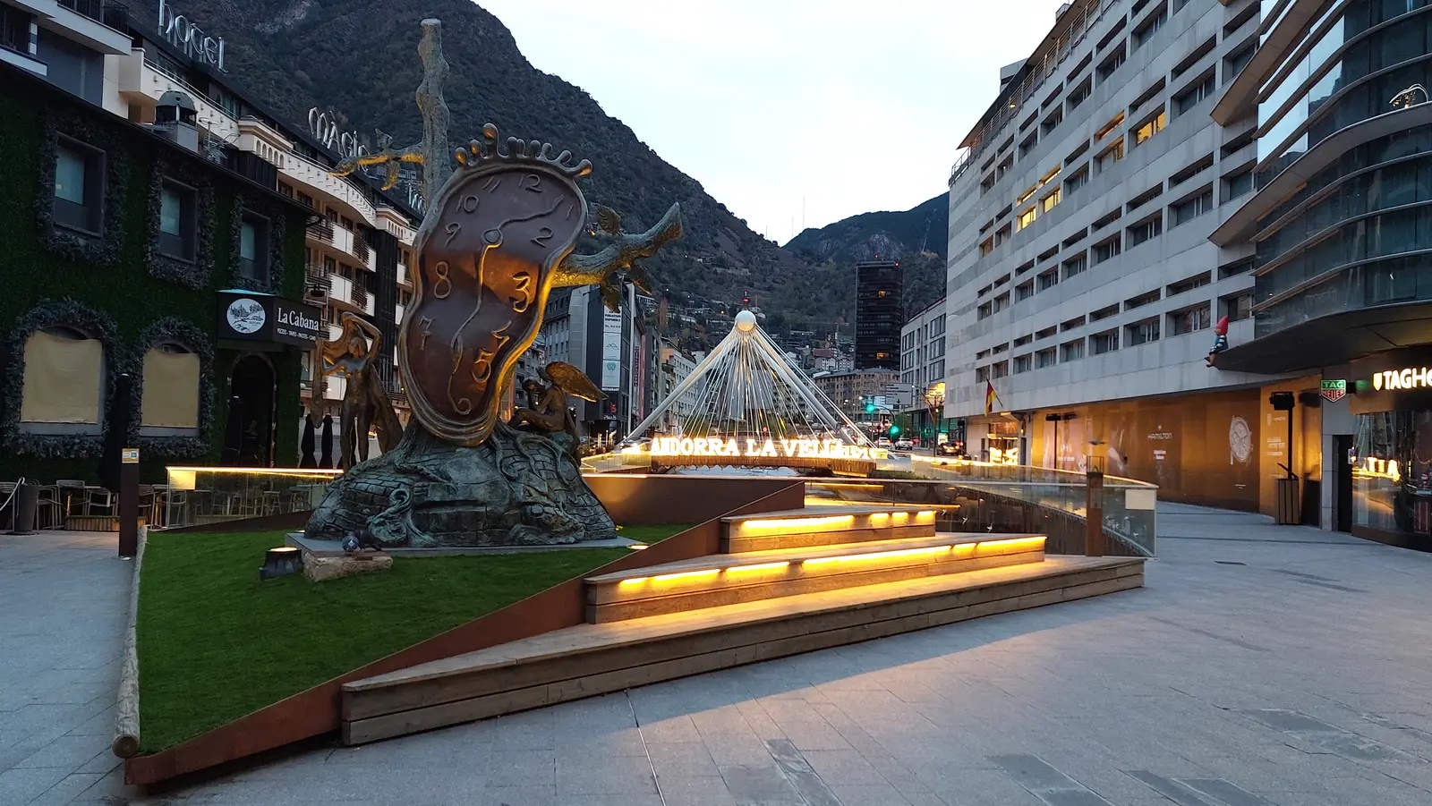 Skulpturen Noblesse du temps vid Plaça de la Rotonda i Andorra la Vella