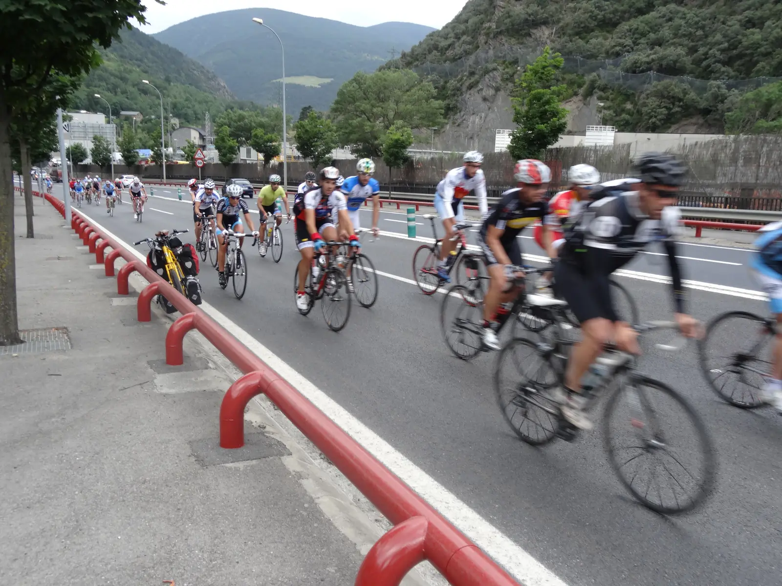 Cykling på bergsväg i Andorra