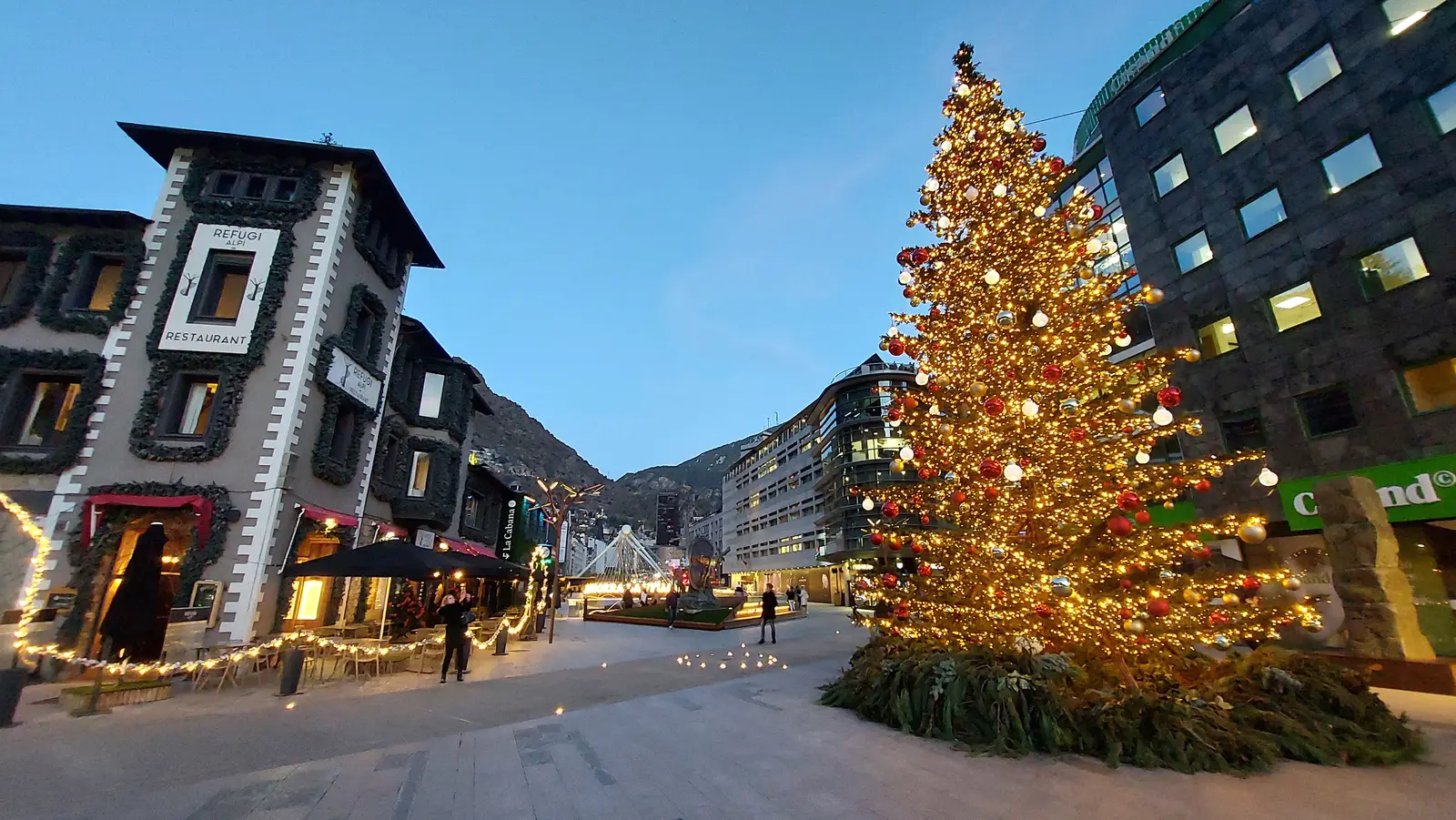 Julgran på Plaça de la Rotonda i Andorra la Vella