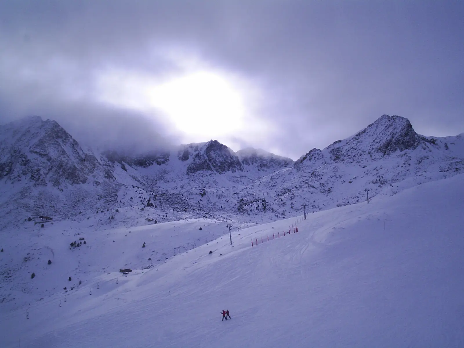 Skidbackar vid Pas de la Casa i Grandvalira, Andorra