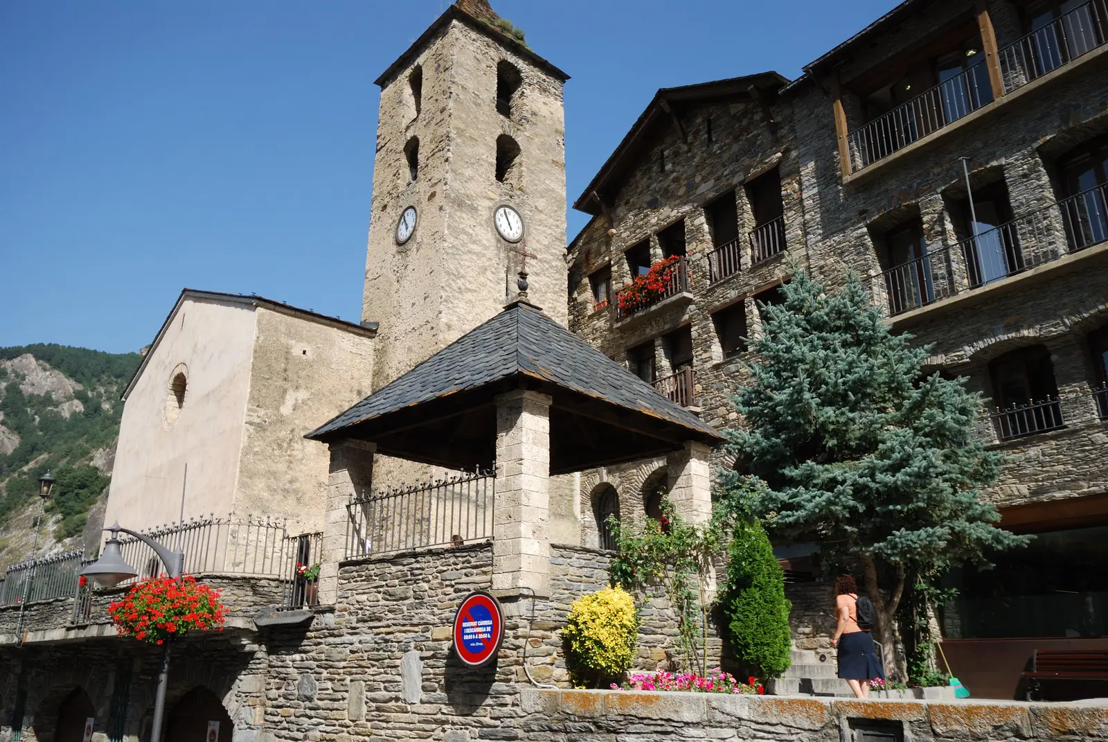 Ordino i Andorra med berg runt byn