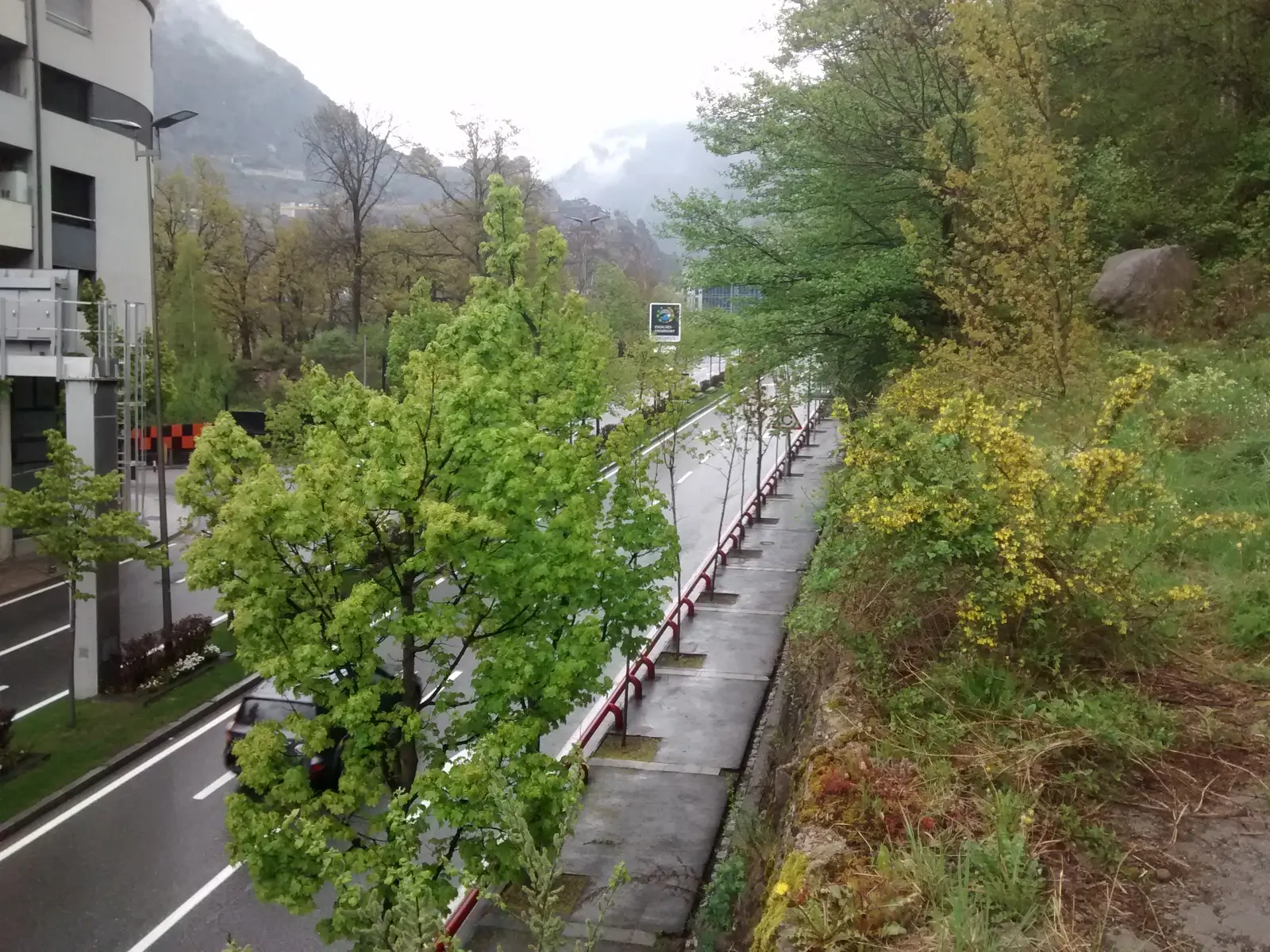 Bergsväg genom Andorra med Pyrenéerna runt dalen