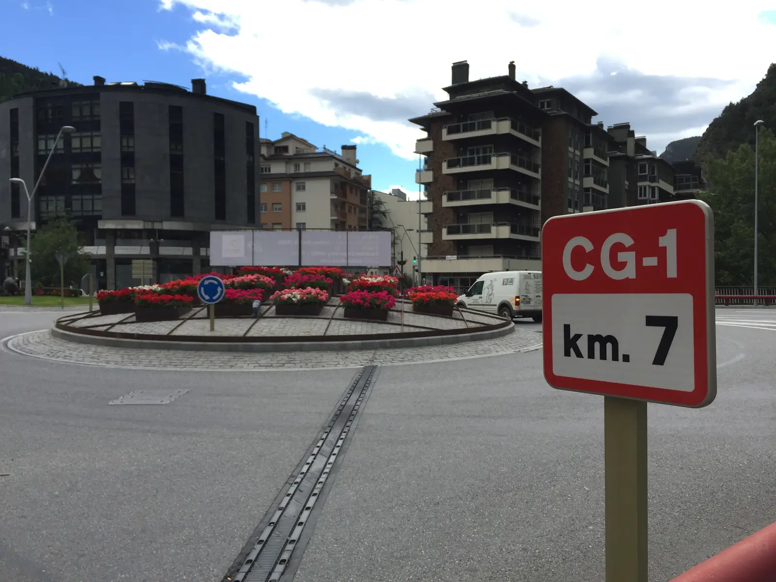 CG-1 med vägskyltar och rondell i Andorra