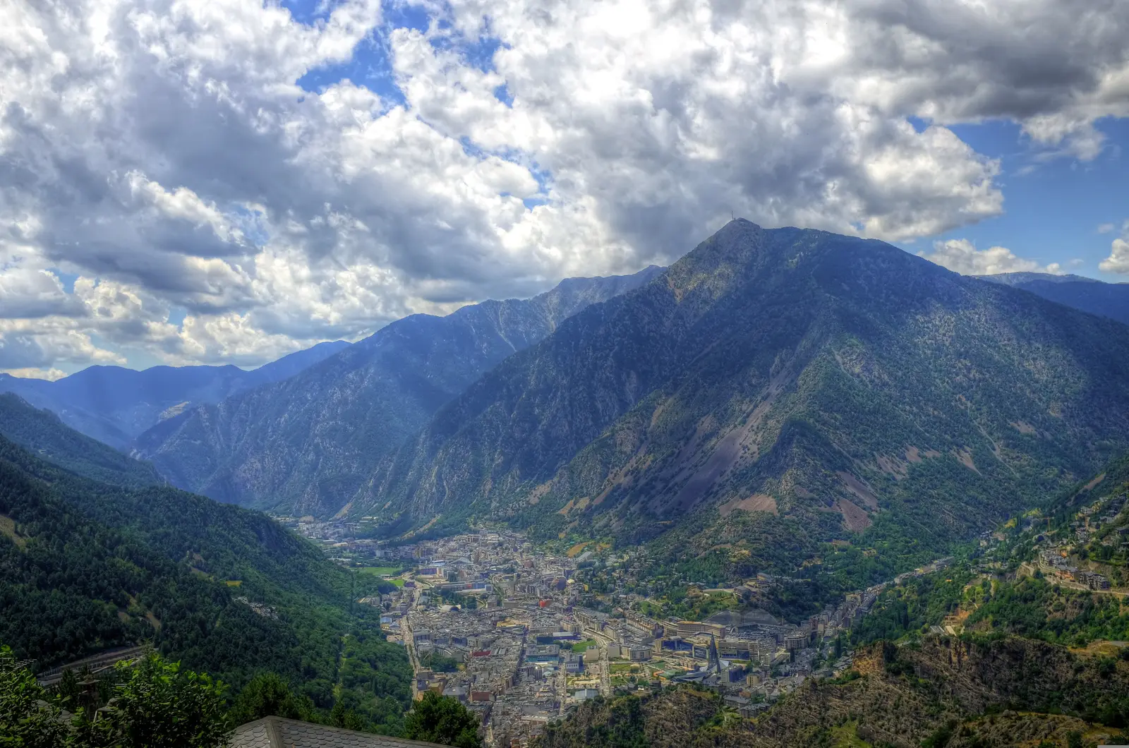 Andorra la Vella med Pyrenéerna runt staden